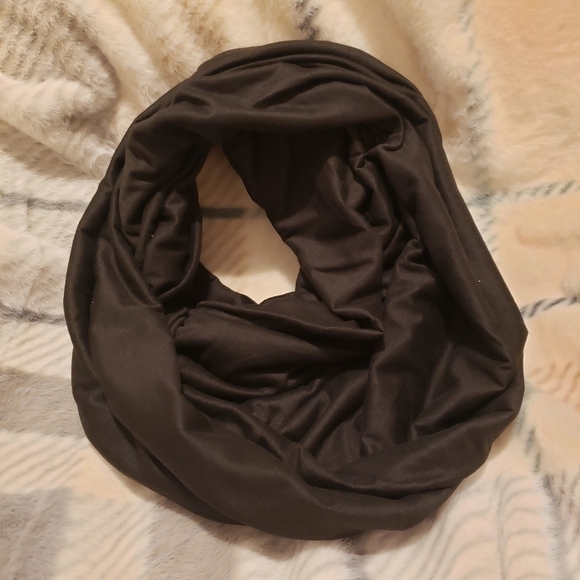 Beyond Yoga Infinity Scarf with pocket - Picture 1 of 2
